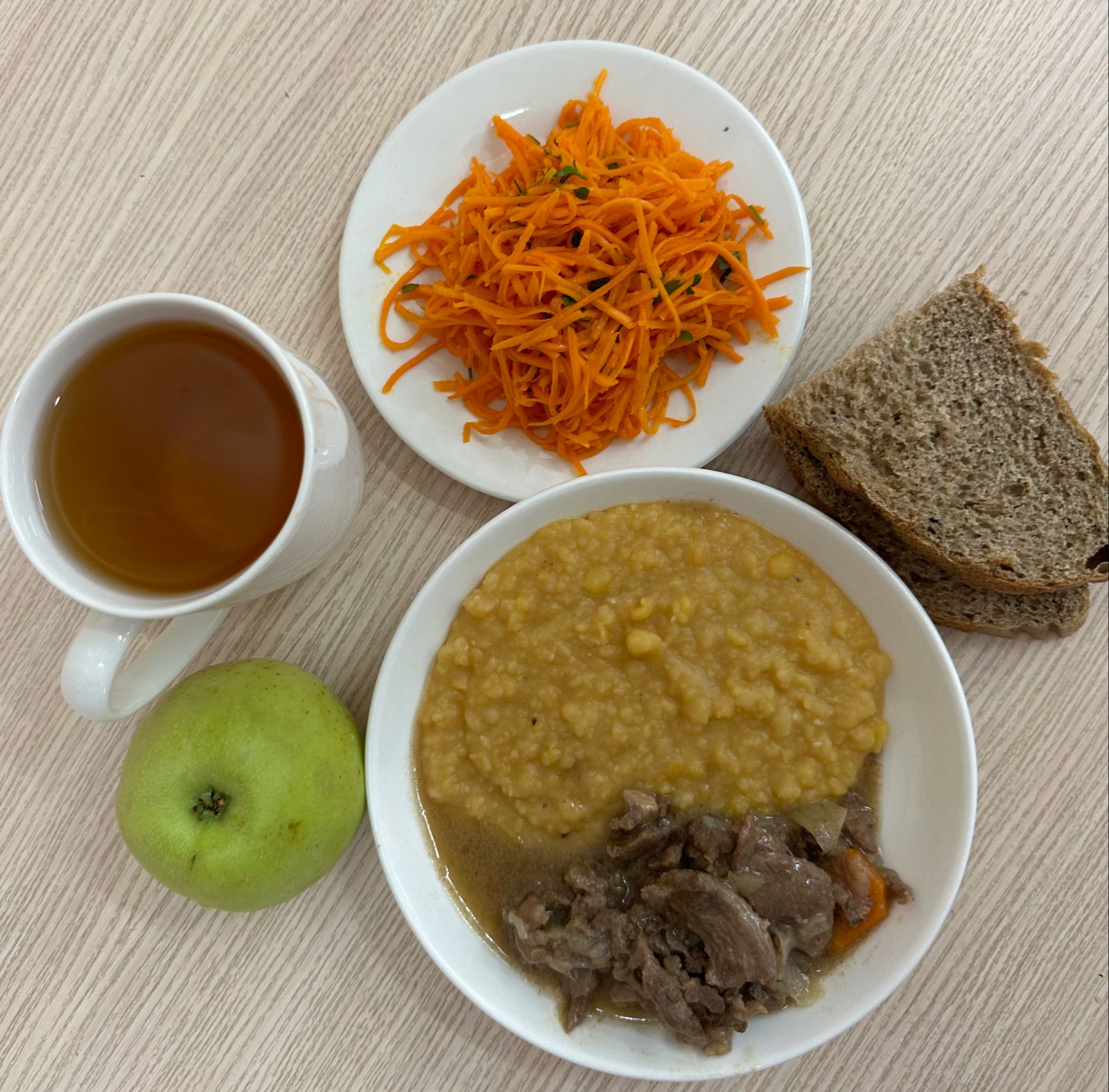 Меню: мясо тушеное(говядина) гарнир: гороховое пюре