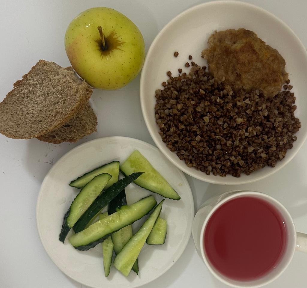 Меню: биточки куриные Гарнир: гречка рассыпчатая