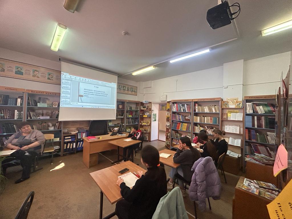 "Күзде біз жалықпаймыз, бірақ оқимыз!"  "Осенью мы не скучаем, а читаем!"