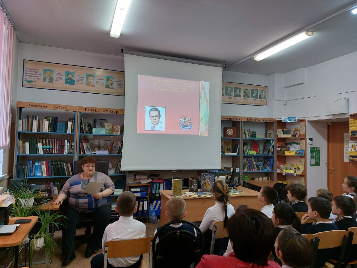 "Аналар, әкелер оқыды-енді біз оқимыз!" "Читали    мамы, папы - теперь читаем мы!"