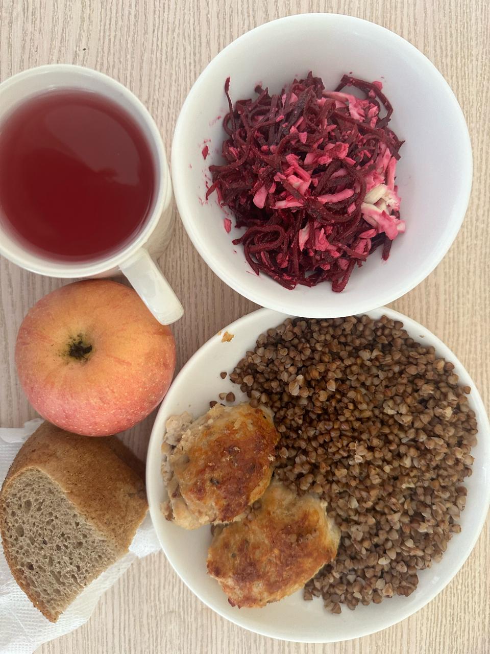 Меню: биточки куринные Гарнир: гречка рассыпчатая