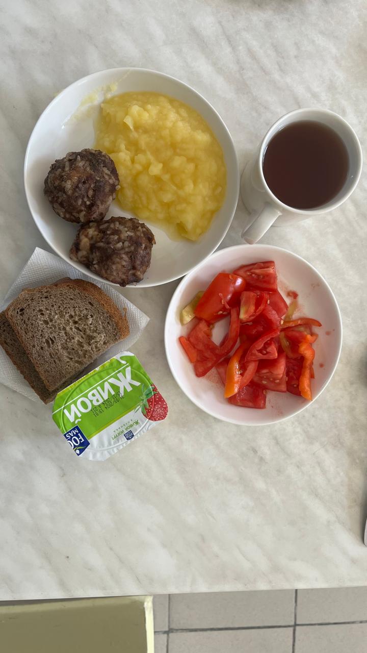 Меню: тефтели мясные. Гарнир: картофельное пюре