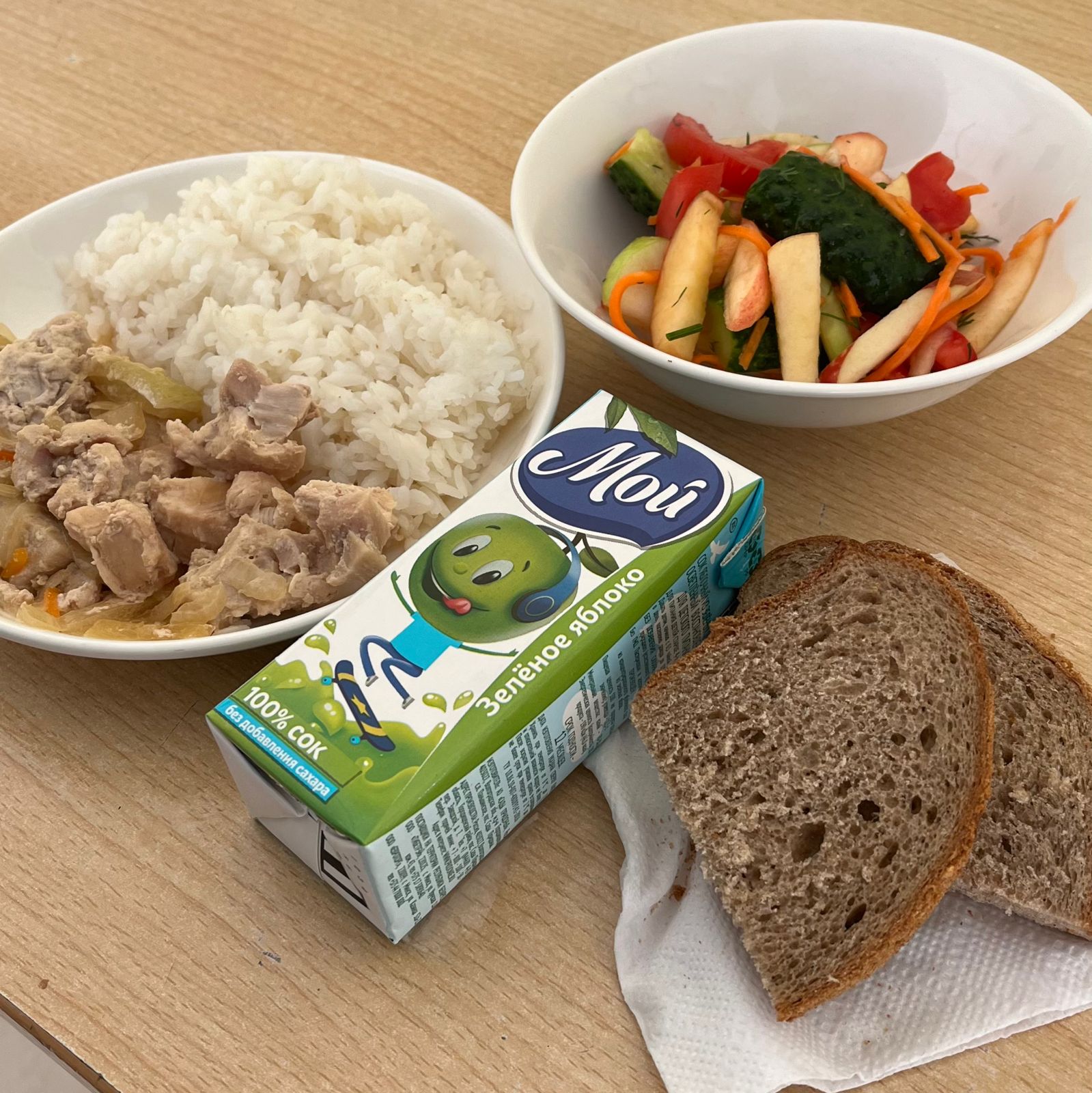 Меню: филе индейки в сметанном соусе. Гарнир: рис припущенный