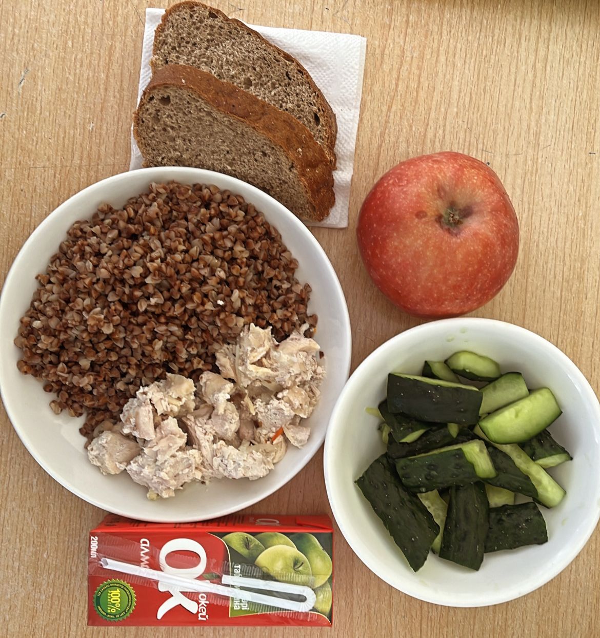 Меню: филе в сметанном соусе.Гарнир: гречка рассыпчатая