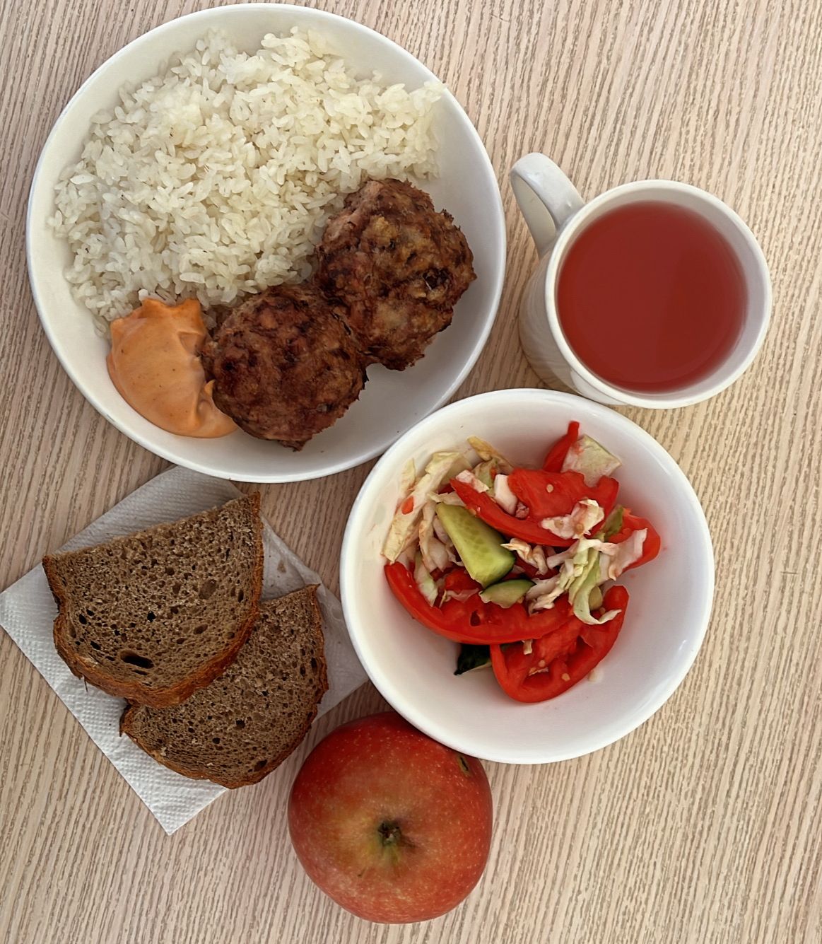 Меню: котлеты мясные. Гарнир: рис припущенный