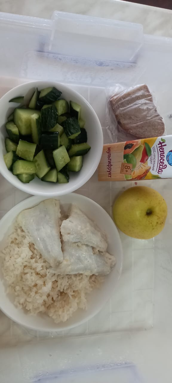 Меню: судак припущенный.Гарнир: рис припущенный