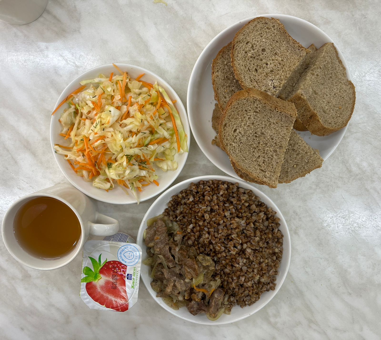 Мясо в сливично- сметанном соусе.Гарнир: гречка рассыпчатая.