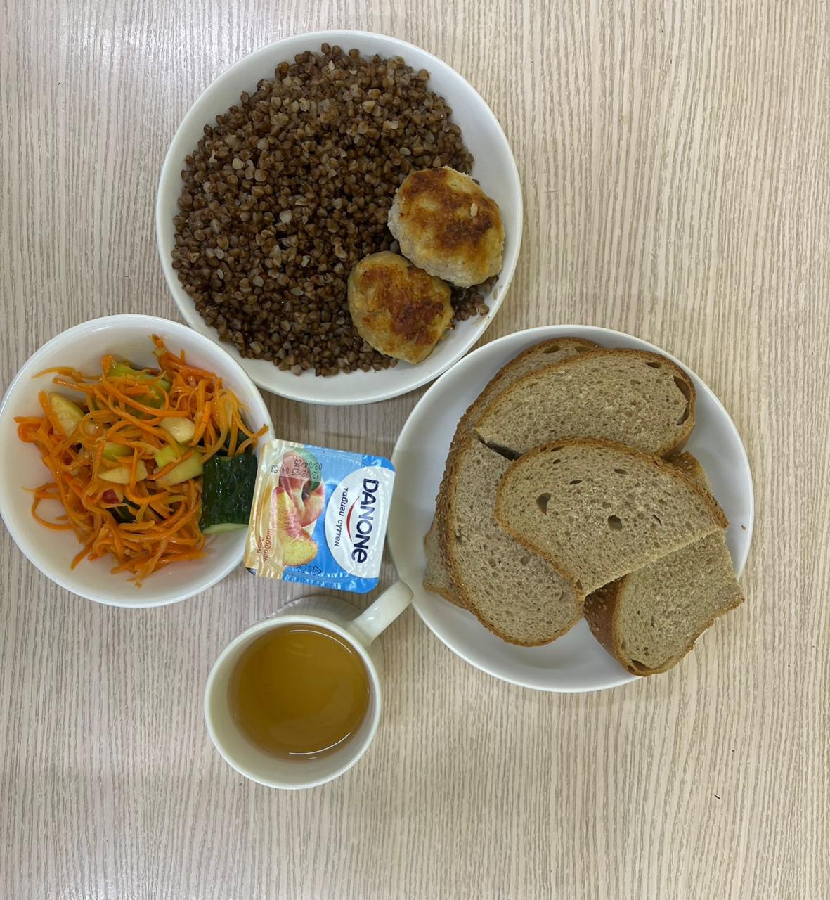 Меню: куриные шарики. Гарнир: гречка рассыпчатая