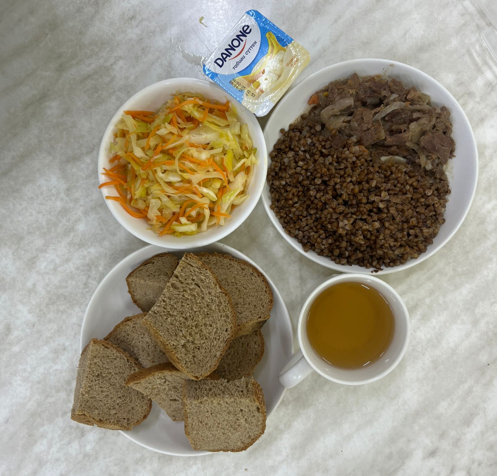 Меню: мясо в сметанно-сливочном соусе. Гарнир: гречка рассыпчатая