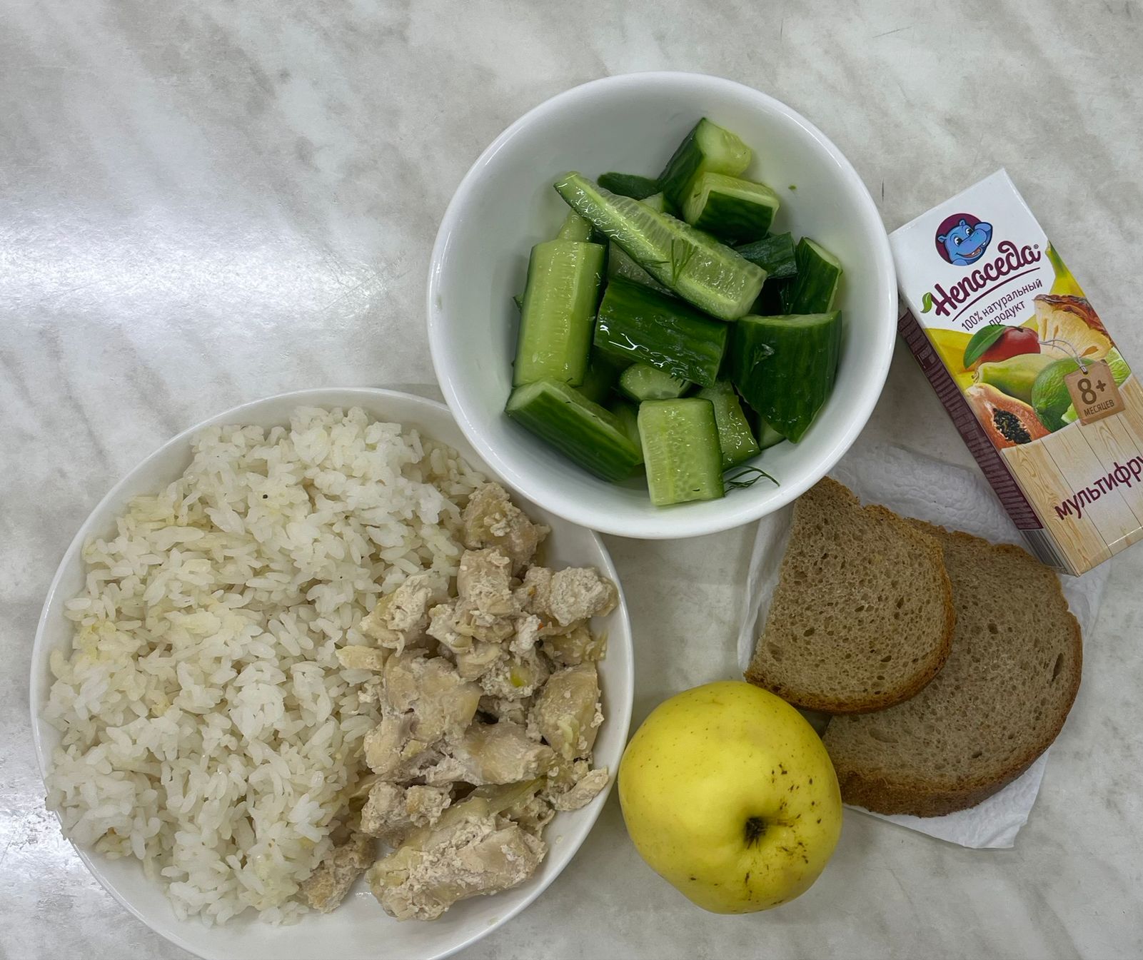 Меню: филе курицы в сметанном соусе. Гарнир: рис припущенный