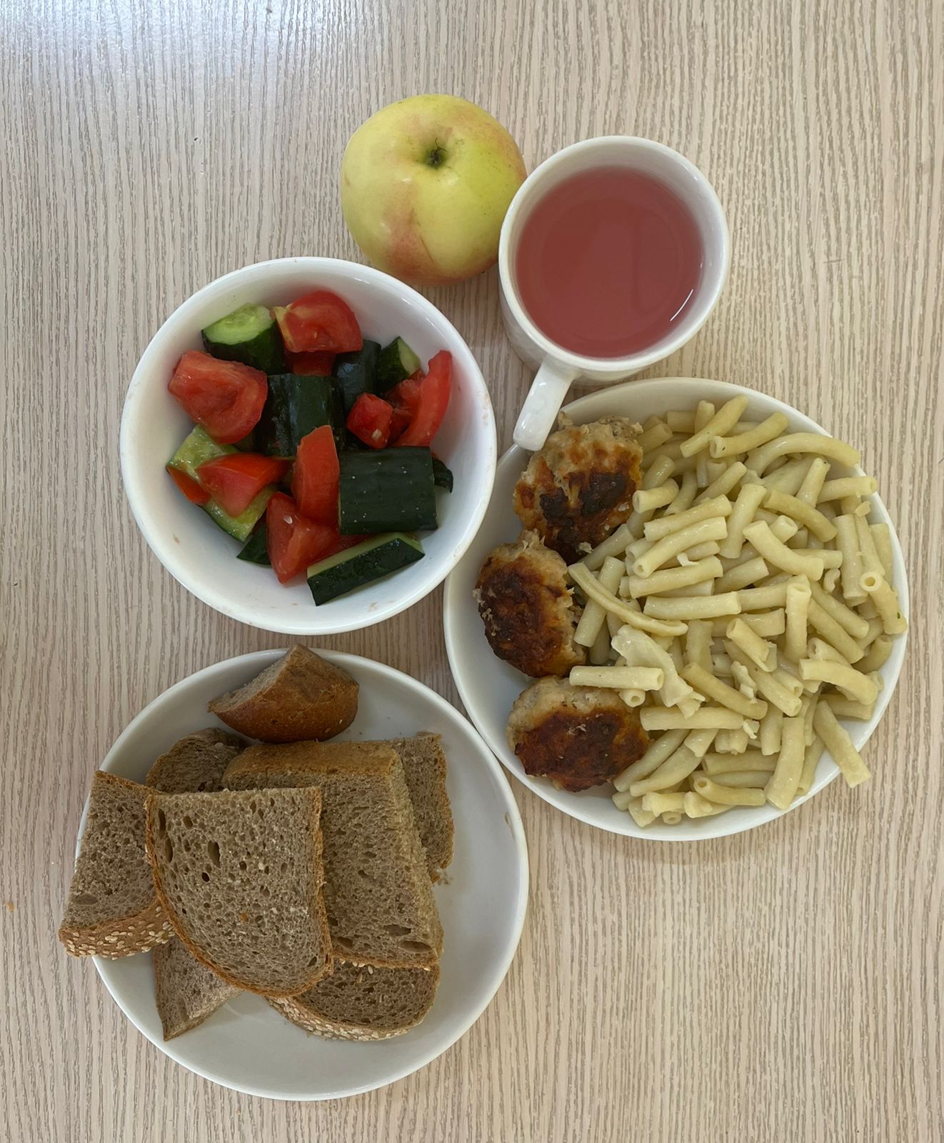 Меню: Куриные шарики.Гарнир: макароны отварные