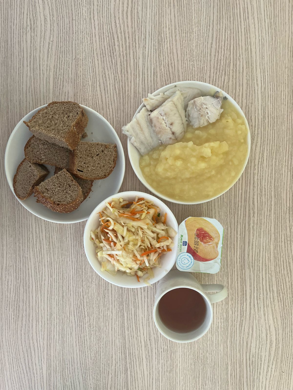 Меню: Судак припущенный.Гарнир: картофельное пюре.