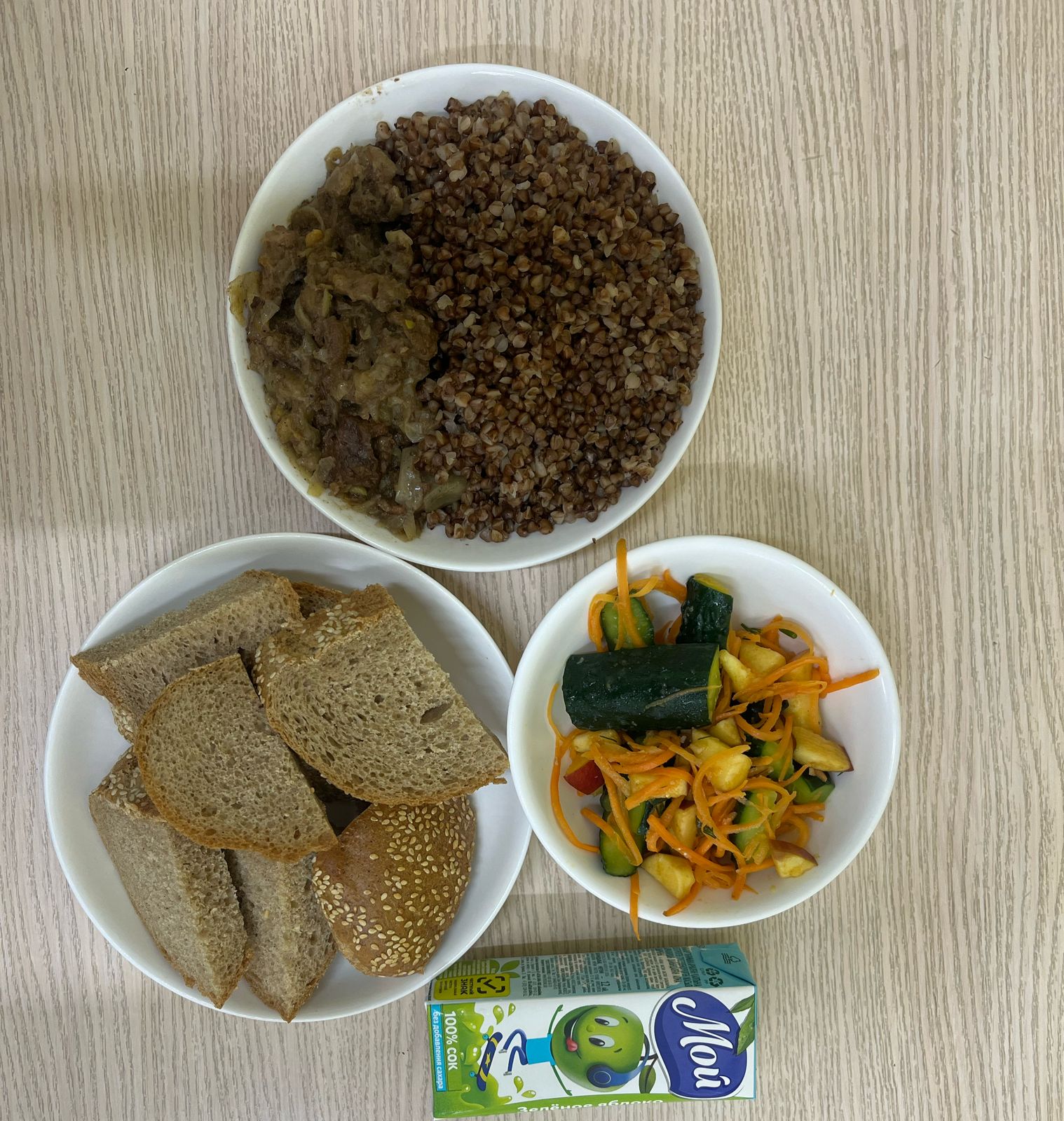 Меню: Гуляш. Гарнир: гречка рассыпчатая