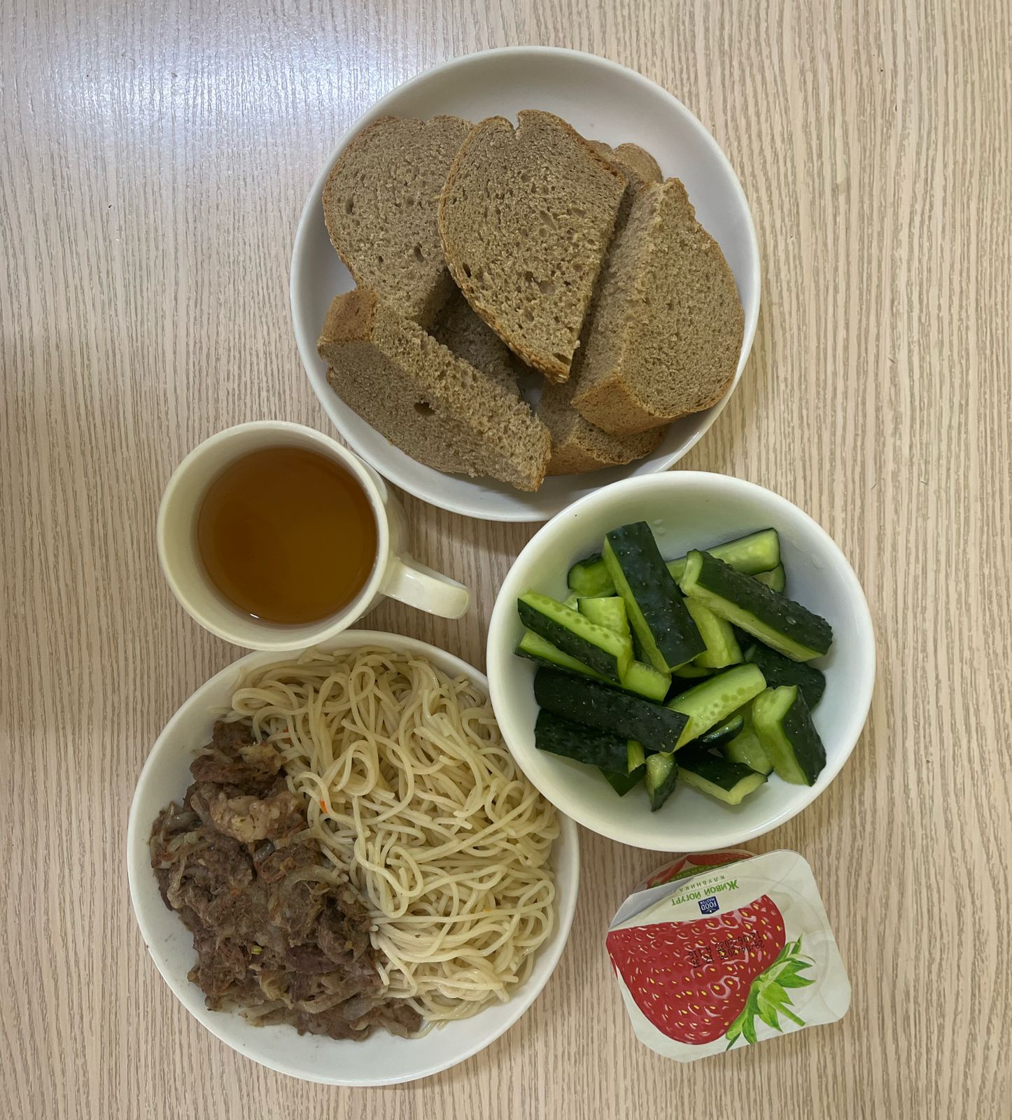 Меню: Гуляш.Гарнир: спагетти отварные