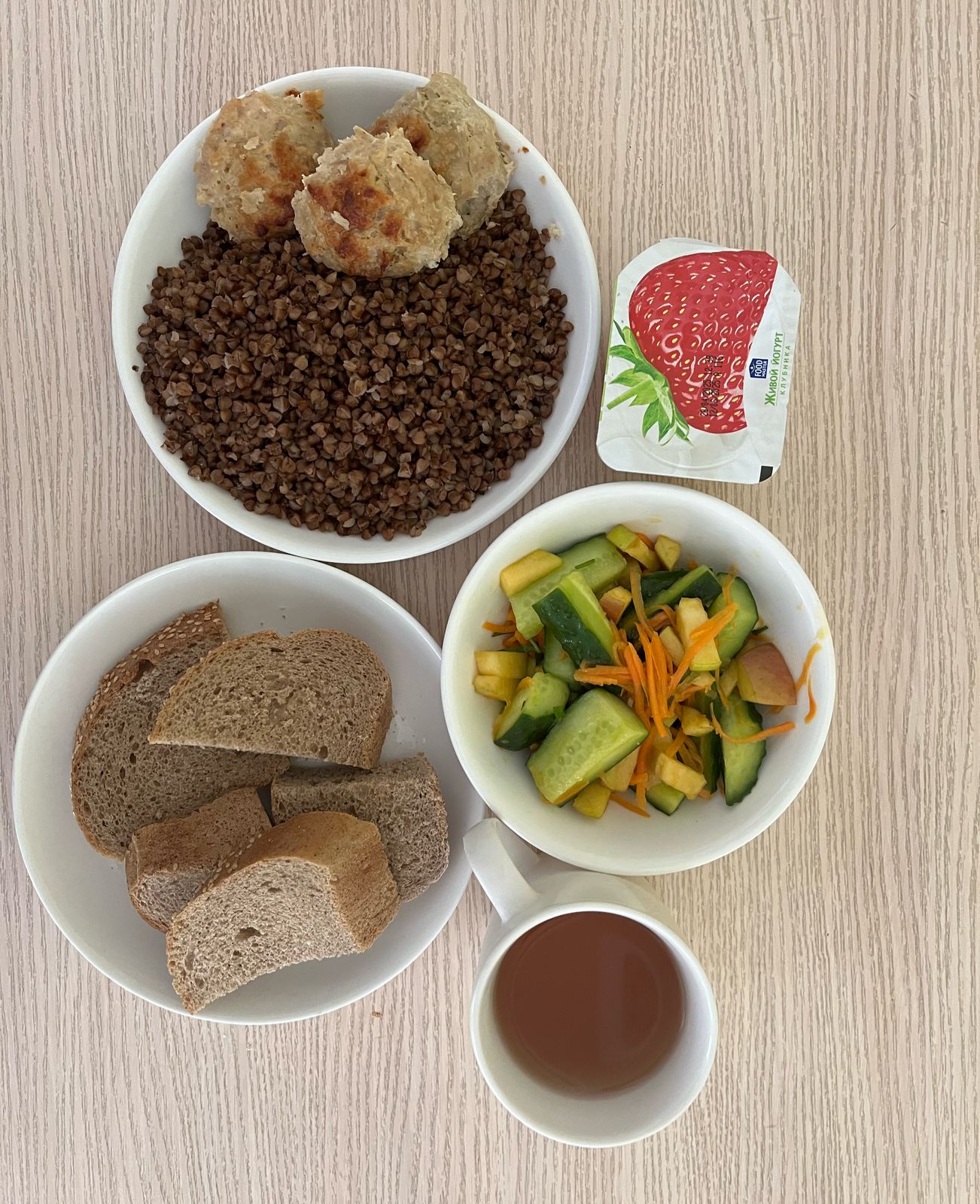 Меню: Куриные шарики. Гарнир: гречка рассыпчатая