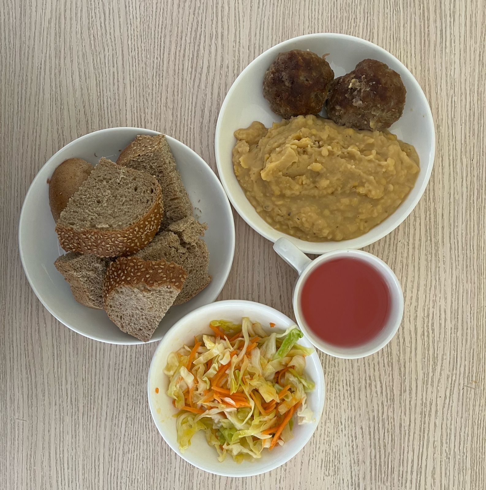 Меню: Котлеты мясные.Гарнир: гороховое пюре