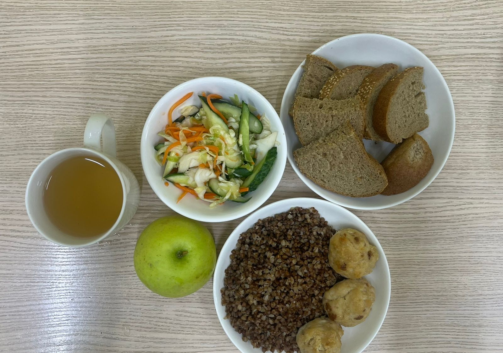 Меню: куриные шарики.Гарнир: гречка рассыпчатая