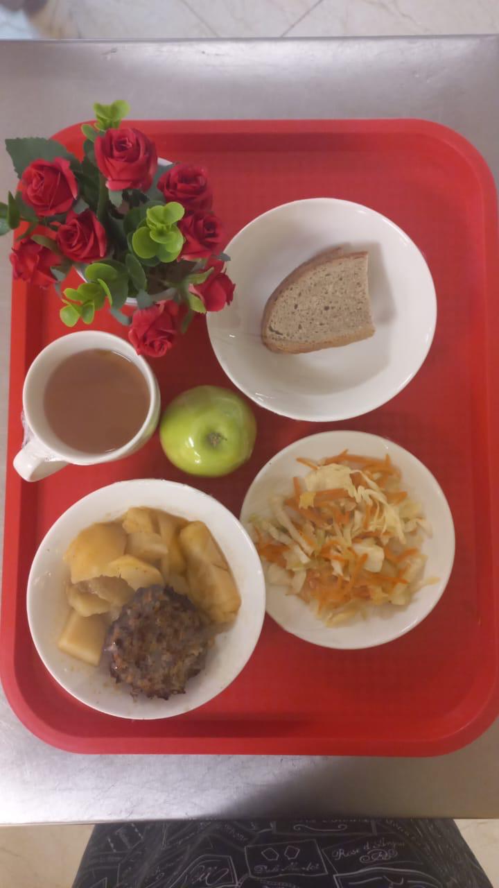 Меню: Ежики из говядины.Гарнир: картофель запеченный