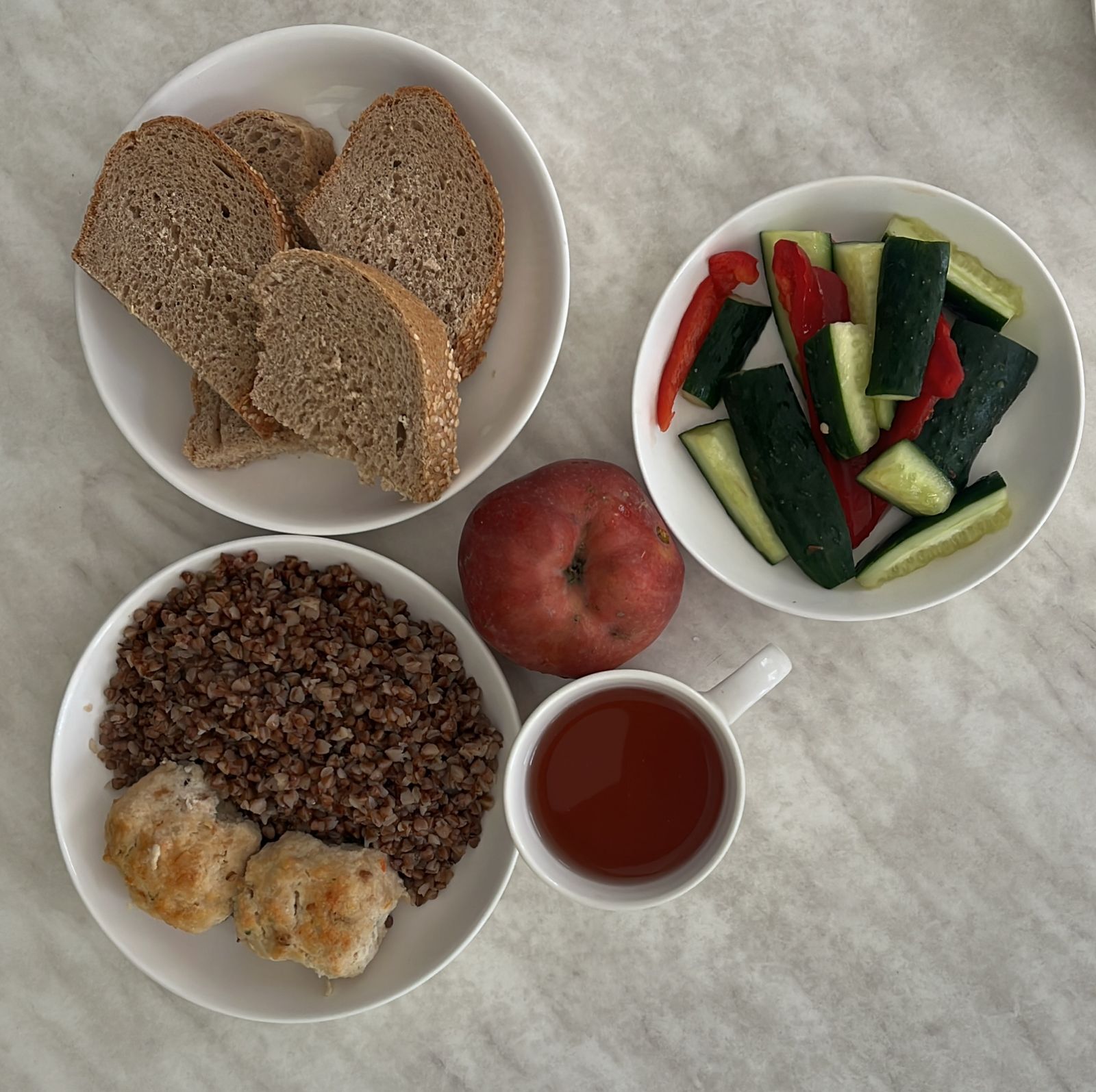 Меню: Куриные шарики.Гарнир: гречка рассыпчатая