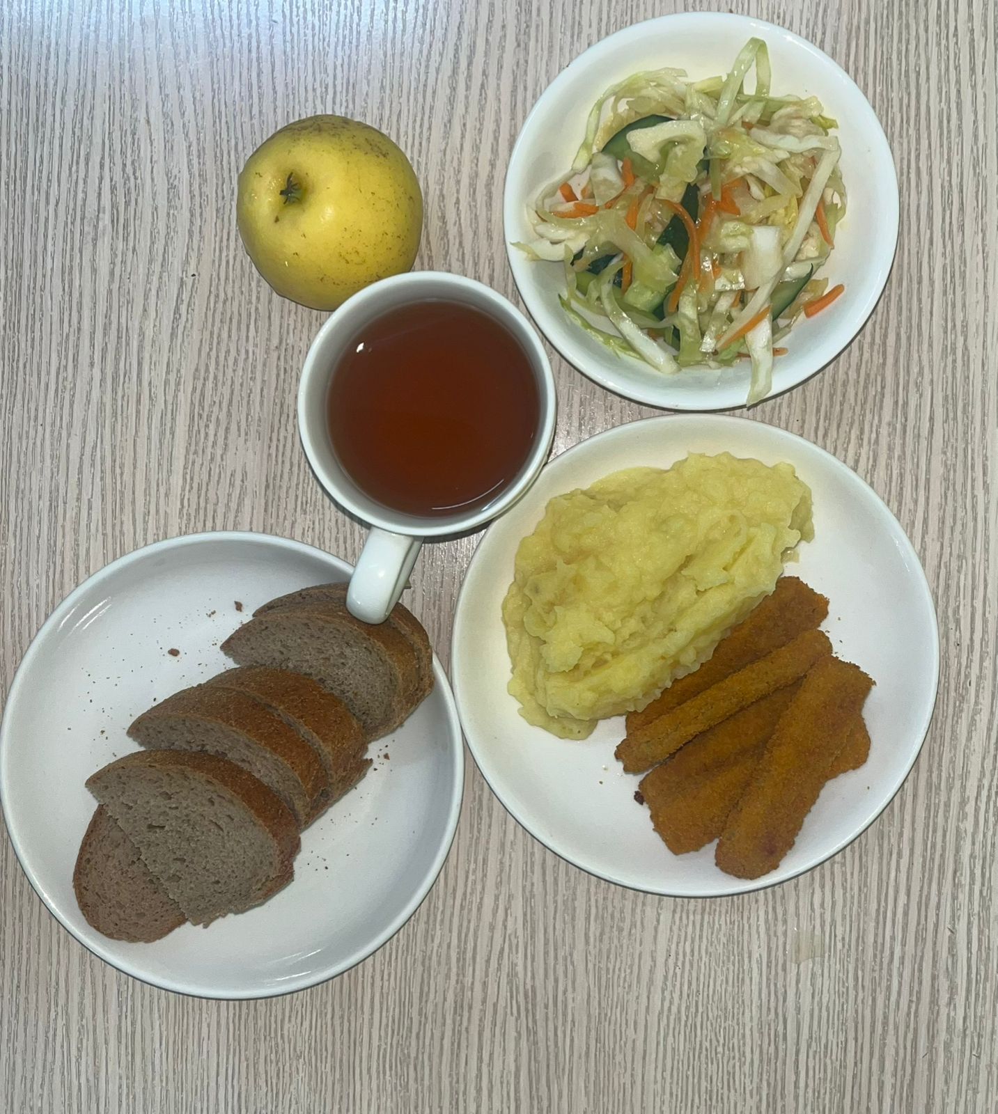 Меню: Рыбные палочки.Гарнир: картофельное пюре.