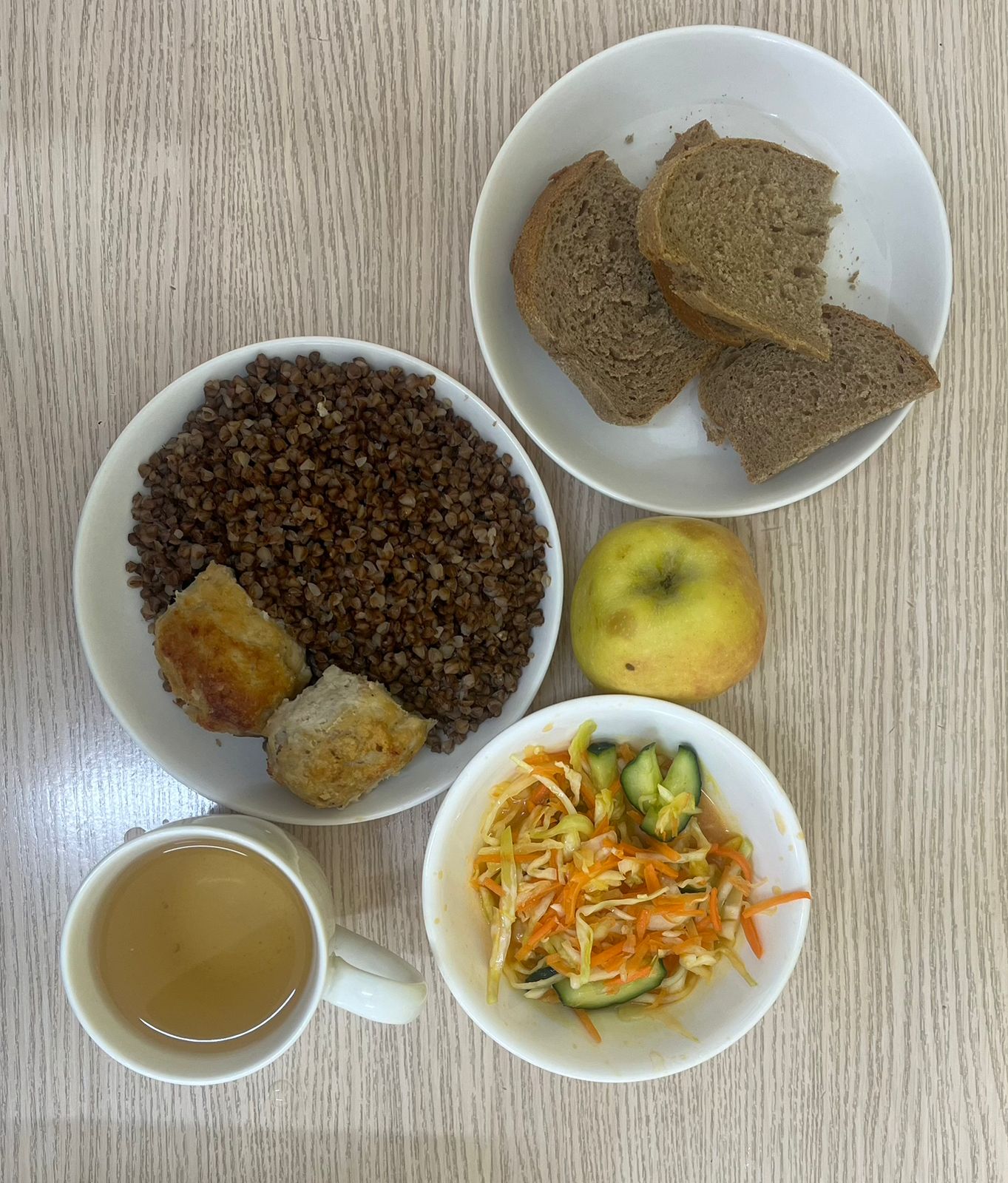 Меню: Куриные шарики. Гарнир: гречка рассыпчатая.