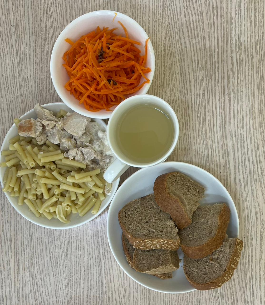 Меню: филе курицы в сметанном соусе. Гарнир: макароны отварные